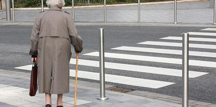 В Адыгее 83-летняя пенсионерка переходила дорогу на красный сигнал светофора и попала под машину