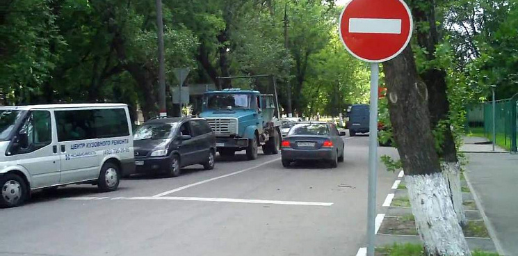«Сбивают животных и задевают людей»: в Краснодаре водители, на узкой улице, создают опасные ситуации - ВИДЕО 