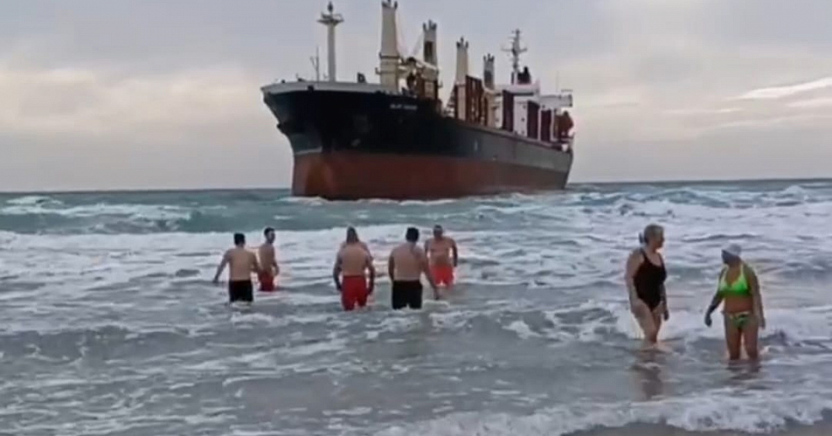 Несмотря на штрафы и холод: кубанцы вплавь отправляются к сухогрузу Blue Shark, вставшему на мель у анапского берега во время «шторма века» - ВИДЕО