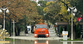  «Пляж размывает, а улицы уходят под воду!» Центральную часть Геленджика затопило из-за мощных ливней - ВИДЕО