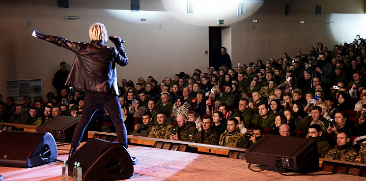 Певец SHAMAN выступил перед мобилизованными бойцами в Херсонской области – они поблагодарили его боевым залпом