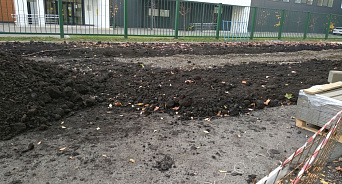 «Асфальтированную парковку засыпают землей!» Жители ЮМР в Краснодаре лишись стоянки, где 30 лет ставили авто