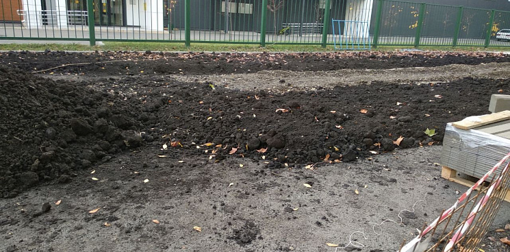 «Асфальтированную парковку засыпают землей!» Жители ЮМР в Краснодаре лишись стоянки, где 30 лет ставили авто