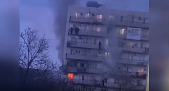 В Новороссийске люди спасаются от пожара в общежитии, стоя за балконами