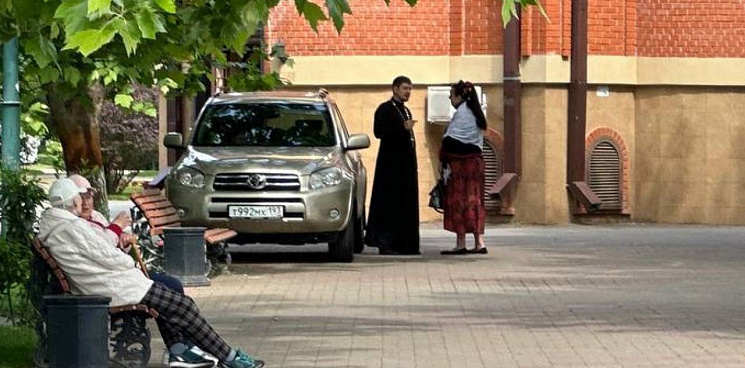 «Чья земля?» В Краснодаре священник припарковался около часовни в парке, депутат сделал ему замечание, а в епархии на это пригрозили обнести территорию забором