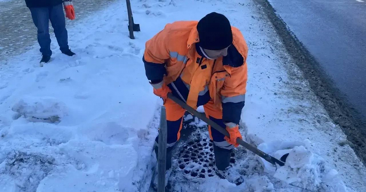 В Краснодаре за неделю очистили 1,1 тыс. дождеприемных колодцев