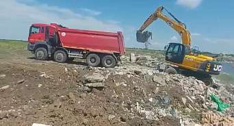 В Краснодаре собственник участка вывозит мусор с незаконной свалки - ВИДЕО