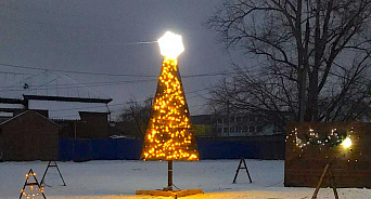 «Арт-объект? Свинарник? Нет, новогодняя ёлка!»: жители Кубани не оценили самую «креативную» в Тимашевске