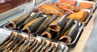 «Копченая рыба хороша даже с пола!» В Сочи мужчина украл ящик рыбы из супермаркета - ВИДЕО