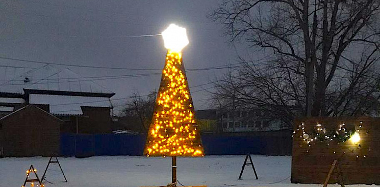 «Арт-объект? Свинарник? Нет, новогодняя ёлка!»: жители Кубани не оценили самую «креативную» в Тимашевске