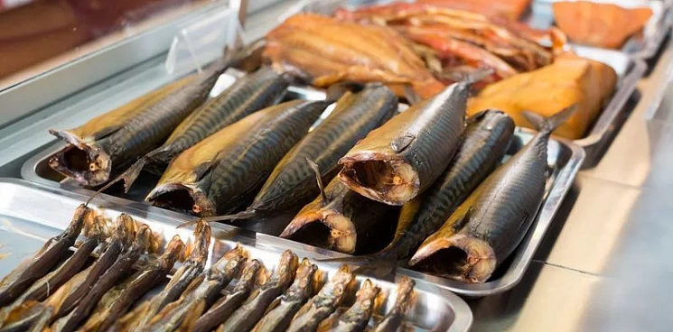 «Копченая рыба хороша даже с пола!» В Сочи мужчина украл ящик рыбы из супермаркета - ВИДЕО