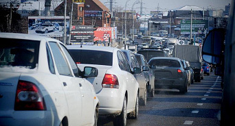 «Трассы переполнены!» В Краснодарском крае количество транспорта на дорогах превысило норматив в 12 раз