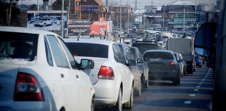 «Трассы переполнены!» В Краснодарском крае количество транспорта на дорогах превысило норматив в 12 раз