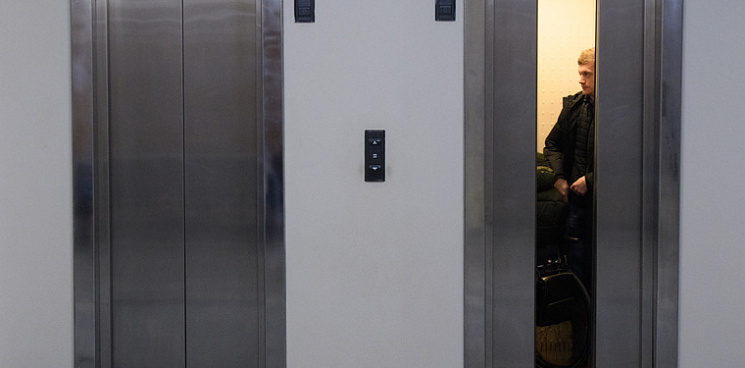 В краснодарской многоэтажке оборвался трос лифта, в кабине находилась девушка – ВИДЕО 