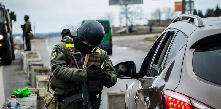 «Мобилизация под дулом автомата»: на Украине билборды зовут идти в ВСУ, а военкомы приезжают к призывникам с оружием – ВИДЕО