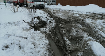 В Анапе две машины скорой застряли в снегу и не могли проехать к больным