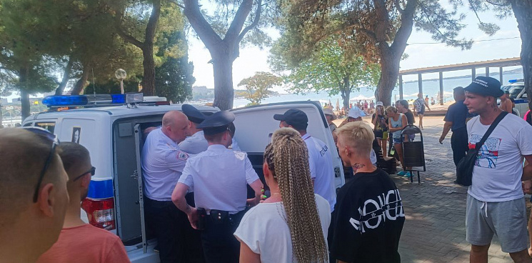 «Устроили потасовку с полицейскими прямо на набережной»: в Геленджике пьяные туристы попытались спасти «алкодруга» от правоохранителей