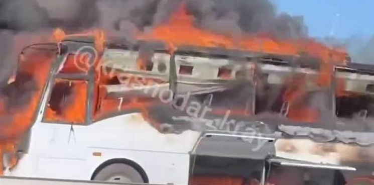 «Автобус охватило пламя»: на трассе под Краснодаром резко вспыхнул рейсовый автобус – ВИДЕО