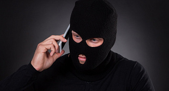 «Раскаиваюсь! Признаю вину!» В Краснодаре полицейские задержали курьера телефонных мошенников – ВИДЕО
