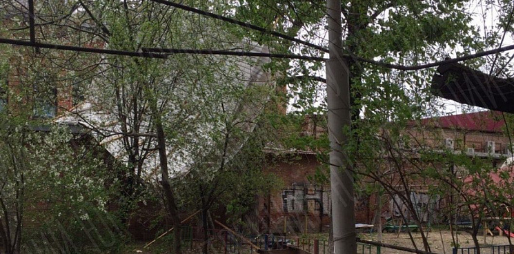 В Краснодаре из-за ураганного ветра сорвало крышу дома и покалечило женщину