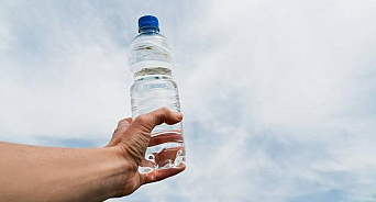 «Затопили людей и пиарятся»: боевики ВСУ показали, как на коптерах передали бутылку воды юному жителю затопленного левого берега Днепра – ВИДЕО