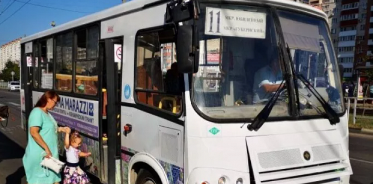 В Краснодаре курящий водитель автобуса высадил недовольных им пассажиров