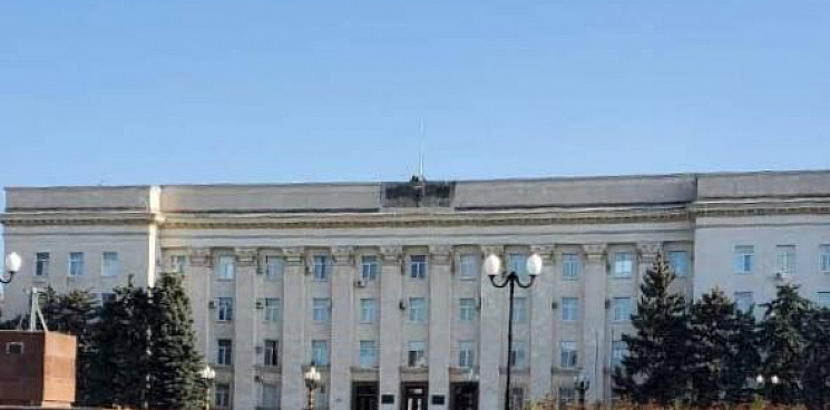 Российский флаг исчез со здания Херсонской администрации – армия РФ отступает? 