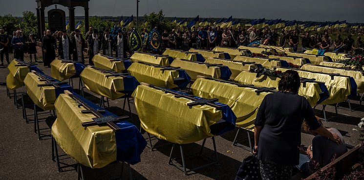«Зеленский! Вышгород превратился в сплошное кладбище!» Украинка обливается слезами и ужасается непрекращающимся похоронам боевиков ВСУ - ВИДЕО