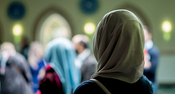 «Надел хиджаб - стёр русскую идентичность?» В Сети провокаторы наряжают прохожих в хиджабы - ВИДЕО