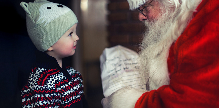 «Я в шоке!» На Украине военкомы забрали «Санта Клауса» под детсадом: мужчине не вручили повестку и увели – ВИДЕО 