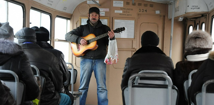 «Краснодар-город грустных?» Уличных артистов всё меньше видно в городе, а музыкантов выгоняют из общественного транспорта – ВИДЕО