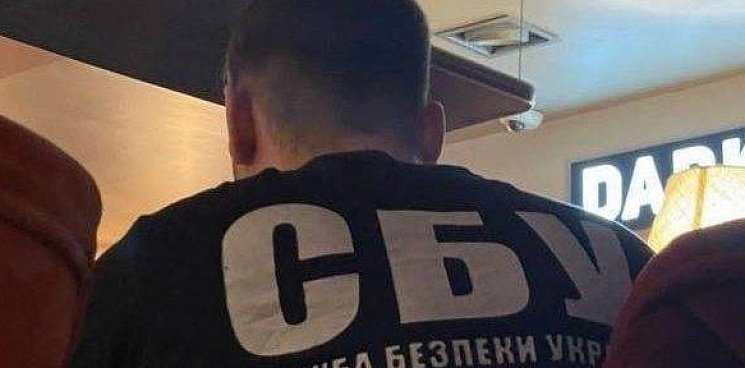 В одном из сургутских баров случился скандал из-за посетителя в футболке с надписью «СБУ»