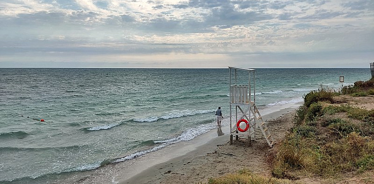 Жители Крыма наткнулись на корабельную мину на берегу моря