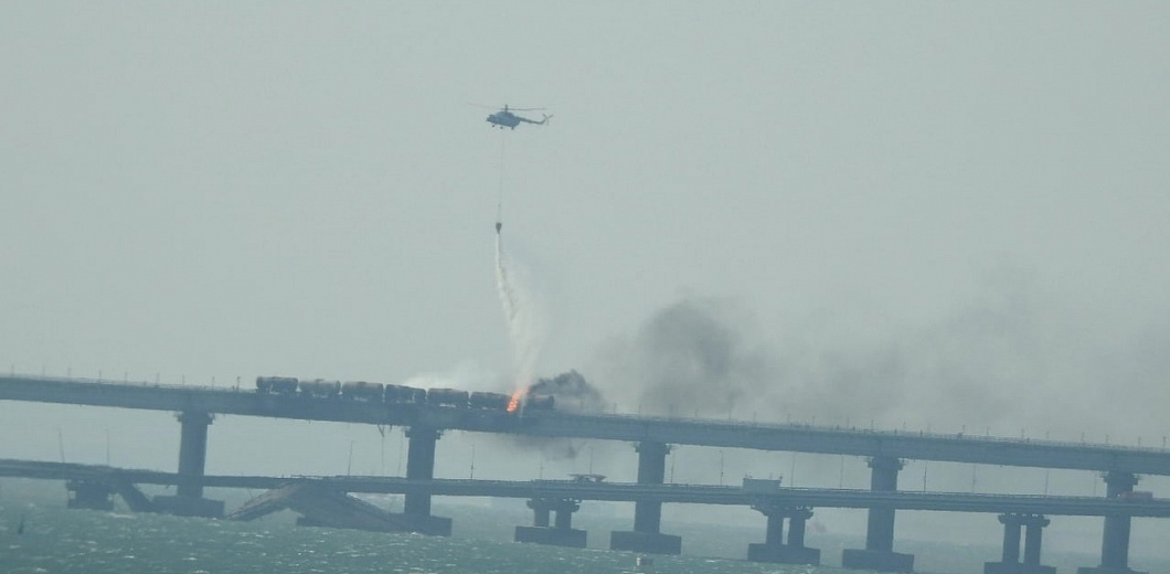 На Крымском мосту пожар тушит авиация, на паром стоит очередь, стало известно число жертв и личность водителя взорванной фуры, ж/д сообщение восстановят сегодня – ВИДЕО
