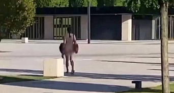 «Найдём и дадим оценку»: в Краснодаре полицейские ищут девушку, разгуливающую по парку голой - ВИДЕО