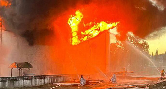 «Всё в чёрном дыму! Горит нефтебаза!» В Краснодарском крае на нефтебазе прогремел взрыв и начался пожар – ВИДЕО 