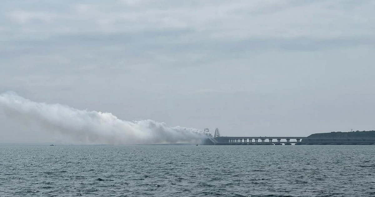 Крымский мост в дыму – власти утверждают, что проводятся военные учения  