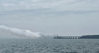 Крымский мост в дыму – власти утверждают, что проводятся военные учения  