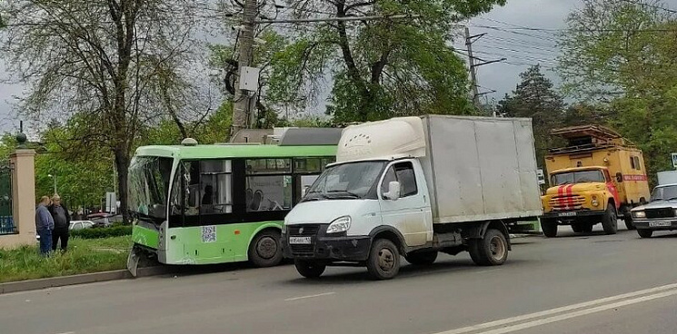 В Краснодаре троллейбус с пассажирами въехал в ЛЭП