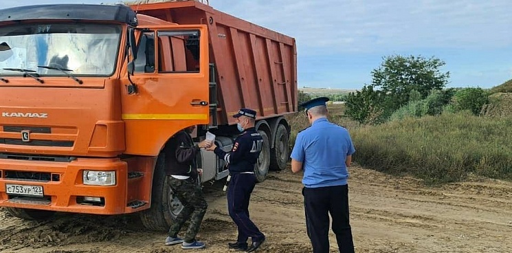 В Анапе полицейские остановили работу незаконного песчаного карьера