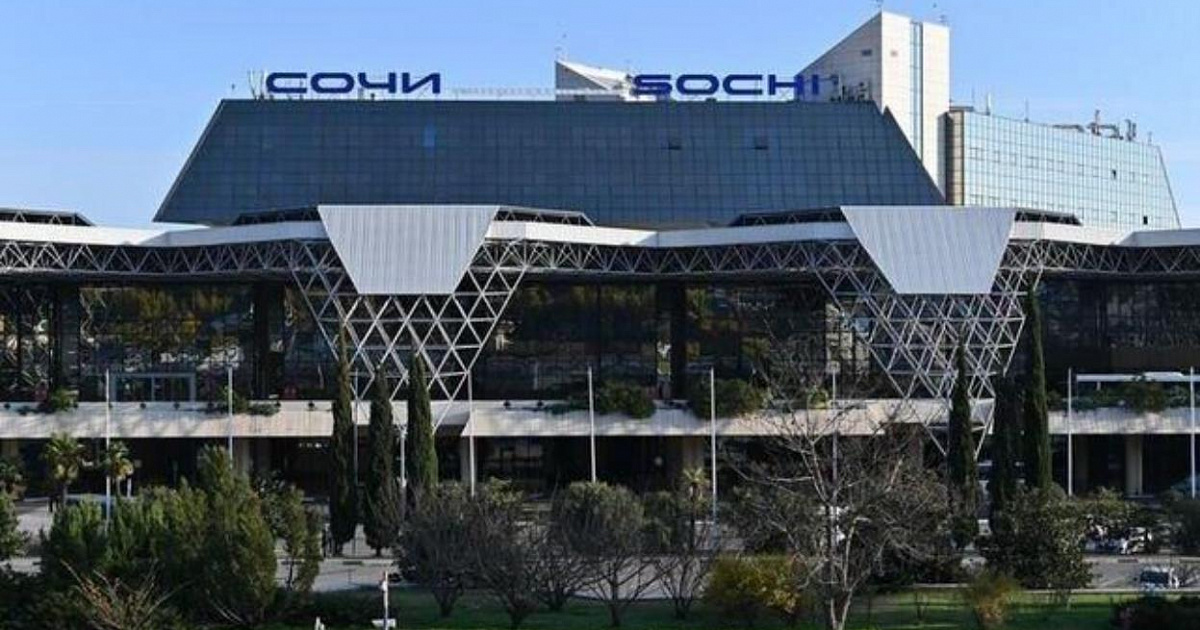 В аэропорту Сочи люди спят на полу в ожидании своих рейсов после ограничений 