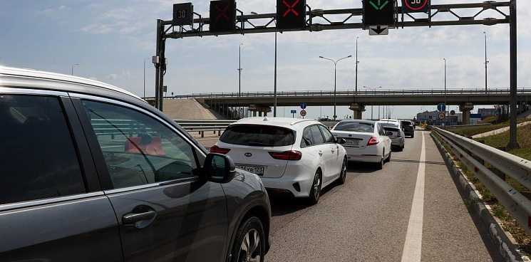 «Окружили со всех сторон!» После объявления воздушной тревоги возникли гигантские пробки появились возле въездов на Крымский мост - ВИДЕО