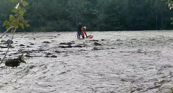В Сочи туристка с ребенком застряла на островке посреди горной реки