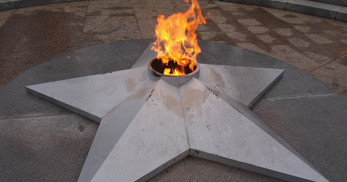 «Падение на дно!» В Севастополе полиция задержала БОМЖа, который готовил еду на Вечном огне – ВИДЕО 