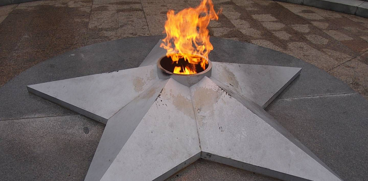 «Падение на дно!» В Севастополе полиция задержала БОМЖа, который готовил еду на Вечном огне – ВИДЕО 