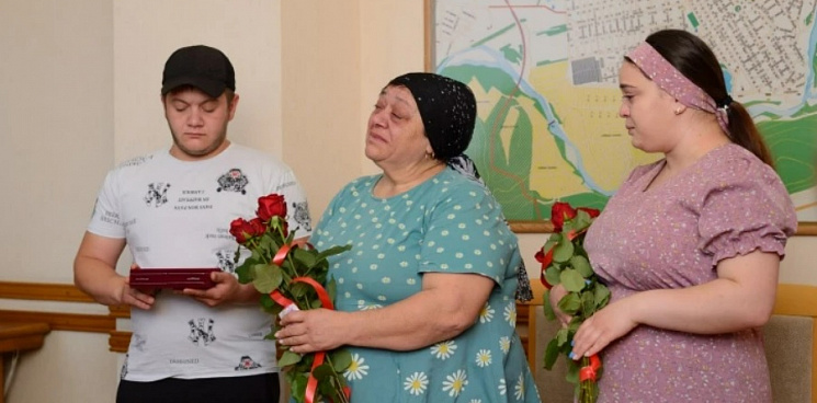 В Адыгее родным погибшего на Донбассе военного вручили орден Мужества