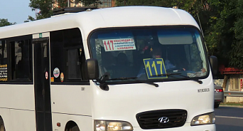 В Краснодаре маршрутный автобус врезался в припаркованный грузовик