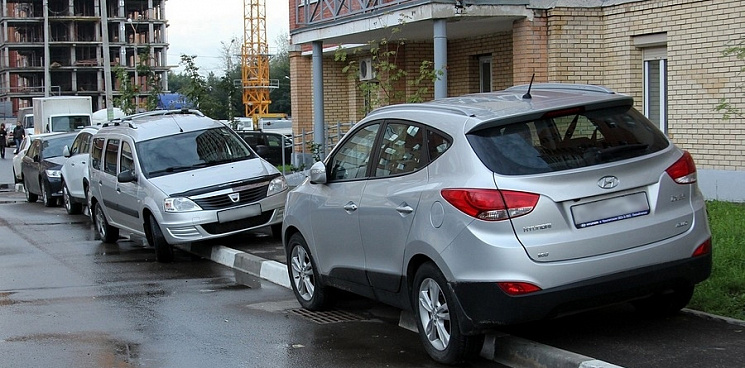 «Парковка по-краснодарски!» В кубанской столице девушки продолжают «перевоспитывать» водителей, которые паркуются на тротуарах - ВИДЕО