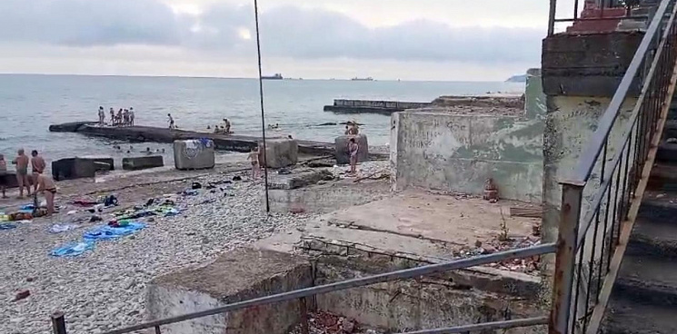 «Всё лучшее – детям? Спасатели не придут на помощь». В Туапсинском районе Кубани пляж встречает детей разрухой