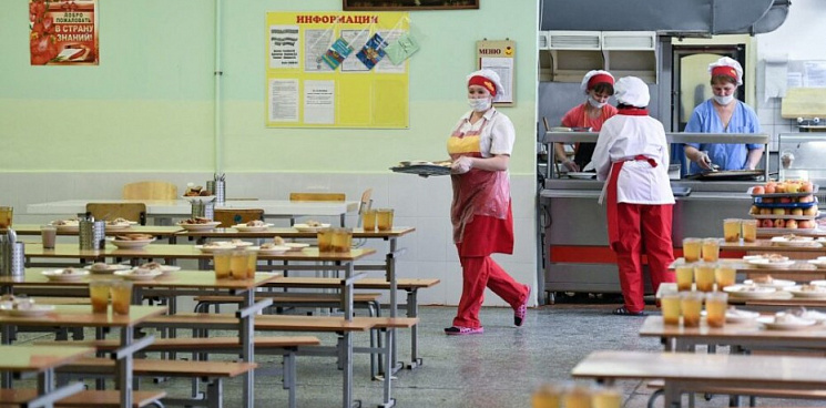 «Идите покупайте шаурму!» Для директора школы в Новороссийске, запретившему детям покупать в столовой еду, наступили последствия
